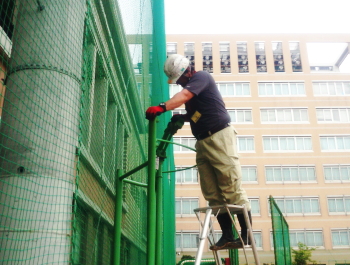 自動灌水システム・自動潅水設備・自動散水設備の設計・施工・管理メンテナンスから壁面緑化・屋上緑化の緑化工事、剪定など管理メンテナンスまで一貫したトータルサポート！当社では、下請けなどは一切使わず、設計施工から管理メンテナンスまで全て自社施工。 だからこそできる納得の安心価格。 自動灌水システム・自動潅水設備・自動散水設備は、どのメーカーでも工事が可能です。