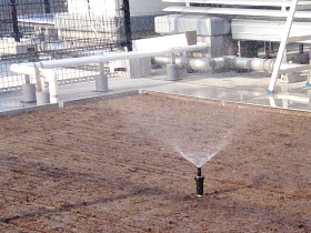 大規模な自動灌水システム・自動潅水設備・自動散水設備の施工実績も多数！ 壁面緑化・屋上緑化や芝生など大規模なスプリンクラー設置・施工もお任せ！